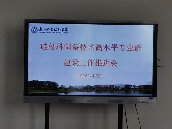 注明: 墙上的电视屏幕描述已自动天生
