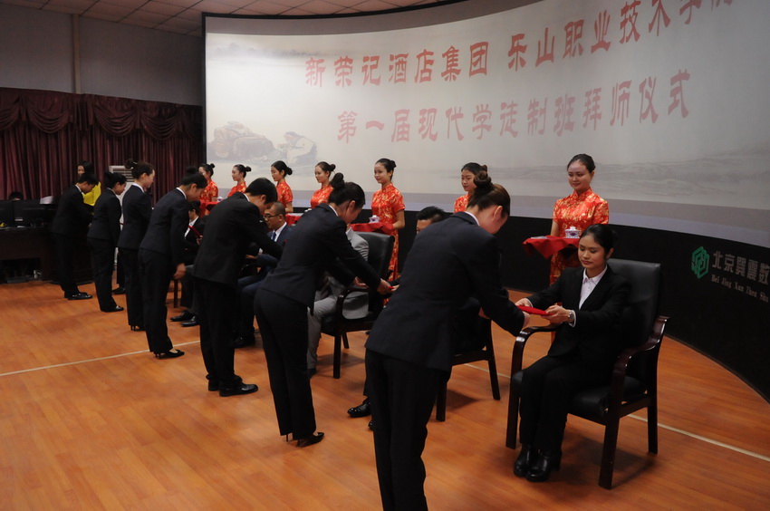 2C9A6B382EF6AC75A48AC2429D2_DF705E3C_2BA31.jpg?e= 2C9A6B382EF6AC75A48AC2429D2_DF705E3C_2BA31.jpg?e=