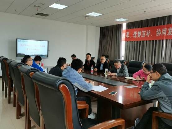 注明: 会议室里的人们描述已自动天生