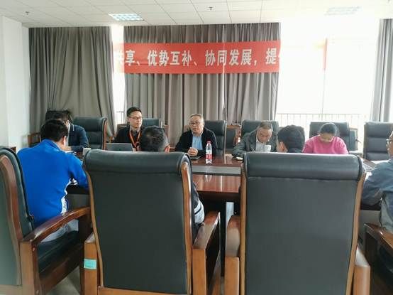 注明: 会议室里的人们描述已自动天生
